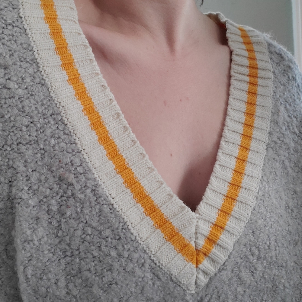 Urban Outfitters Sweater - Picture 4 of 7